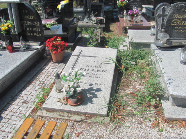 Grób Karol Fielek