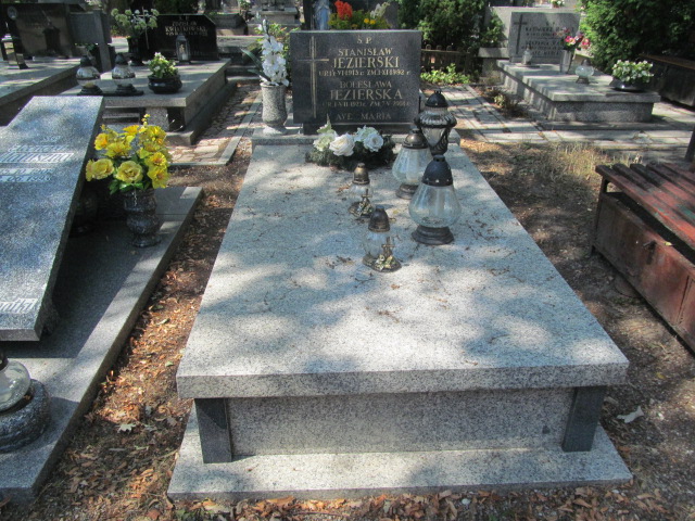 Grób Stanisław Jezierski